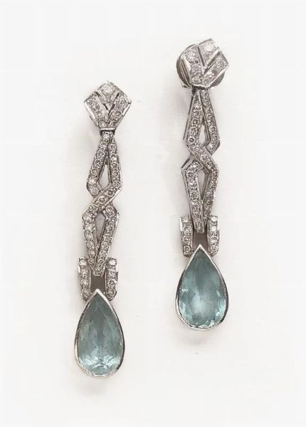 Paio di orecchini pendenti in oro bianco, diamanti e acquamarina&nbsp;  - Asta VINTAGE: BORSE E ACCESSORI DI HERMES, LOUIS VUITTON E ALTRE GRANDI MAISON - Associazione Nazionale - Case d'Asta italiane