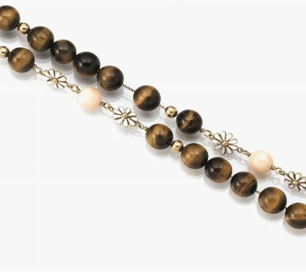 Lunga collana e girocollo in oro giallo, occhio di tigre, corallo e smalti  - Asta VINTAGE: BORSE E ACCESSORI DI HERMES, LOUIS VUITTON E ALTRE GRANDI MAISON - Associazione Nazionale - Case d'Asta italiane