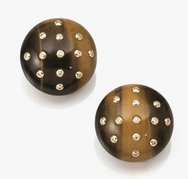 Paio di orecchini in oro giallo, occhio di&nbsp; tigre e diamanti&nbsp;  - Asta VINTAGE: BORSE E ACCESSORI DI HERMES, LOUIS VUITTON E ALTRE GRANDI MAISON - Associazione Nazionale - Case d'Asta italiane