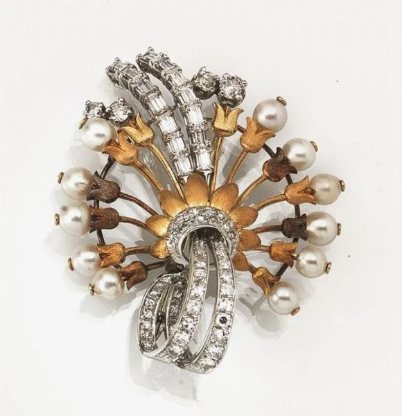 Spilla in oro giallo, oro bianco, perle e diamanti&nbsp;  - Asta VINTAGE: BORSE E ACCESSORI DI HERMES, LOUIS VUITTON E ALTRE GRANDI MAISON - Associazione Nazionale - Case d'Asta italiane