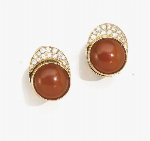 Paio di orecchini oro giallo, corniola, coralli mabe' salmone e peau d'ange e diamanti  - Asta VINTAGE: BORSE E ACCESSORI DI HERMES, LOUIS VUITTON E ALTRE GRANDI MAISON - Associazione Nazionale - Case d'Asta italiane