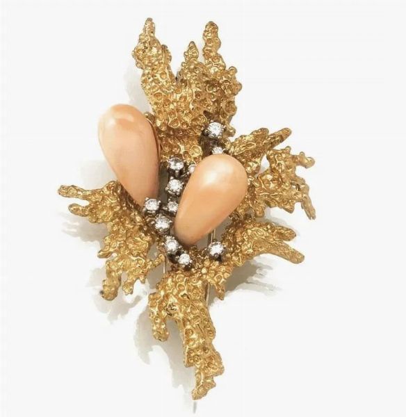 Spilla in oro giallo, corallo e diamanti&nbsp;  - Asta VINTAGE: BORSE E ACCESSORI DI HERMES, LOUIS VUITTON E ALTRE GRANDI MAISON - Associazione Nazionale - Case d'Asta italiane
