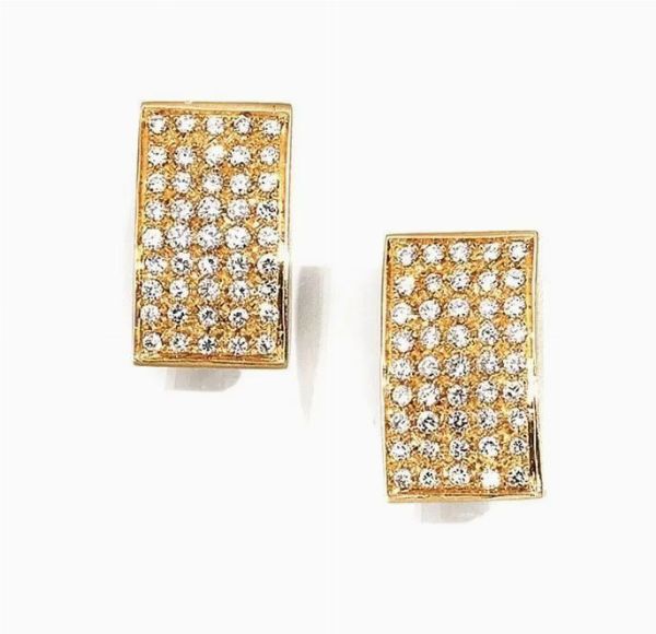 Paio di orecchini in oro giallo e diamanti  - Asta VINTAGE: BORSE E ACCESSORI DI HERMES, LOUIS VUITTON E ALTRE GRANDI MAISON - Associazione Nazionale - Case d'Asta italiane