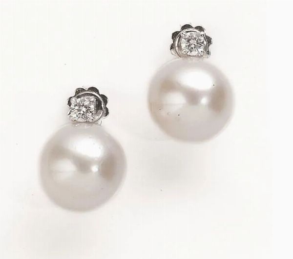 Paio di orecchini in oro bianco, perle e diamanti  - Asta VINTAGE: BORSE E ACCESSORI DI HERMES, LOUIS VUITTON E ALTRE GRANDI MAISON - Associazione Nazionale - Case d'Asta italiane