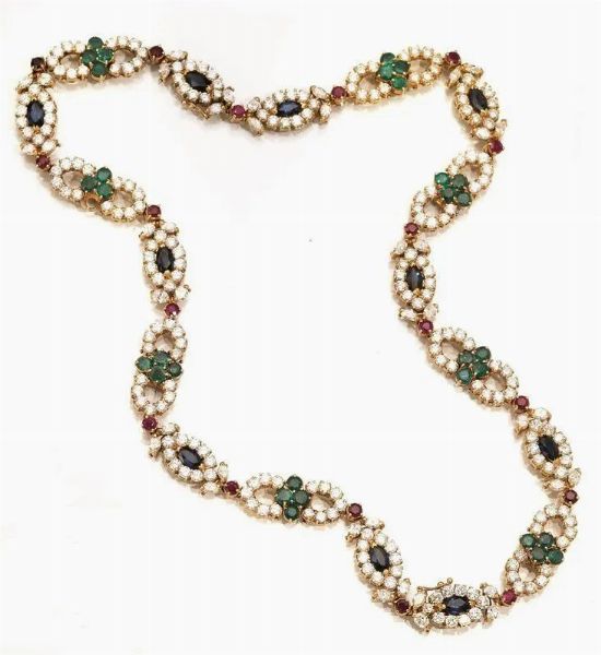 Collana in oro giallo, rubini, zaffiri, smeraldi e diamanti  - Asta VINTAGE: BORSE E ACCESSORI DI HERMES, LOUIS VUITTON E ALTRE GRANDI MAISON - Associazione Nazionale - Case d'Asta italiane