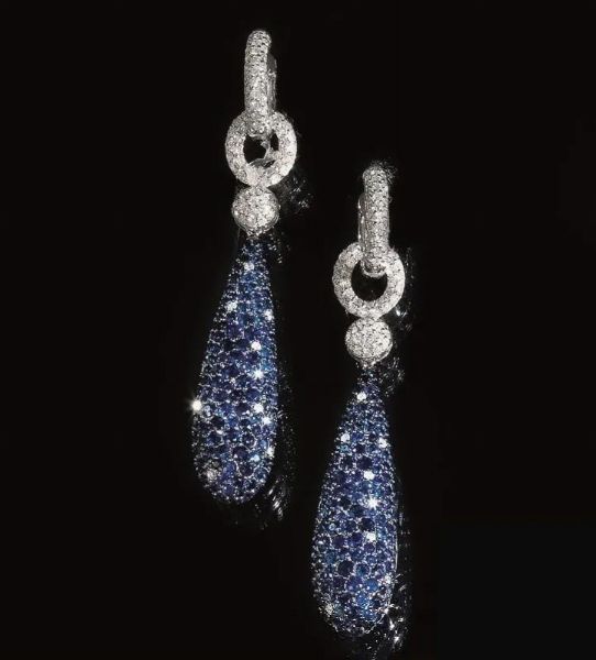 Paio di orecchini pendenti in oro bianco, diamanti e zaffiri  - Asta VINTAGE: BORSE E ACCESSORI DI HERMES, LOUIS VUITTON E ALTRE GRANDI MAISON - Associazione Nazionale - Case d'Asta italiane