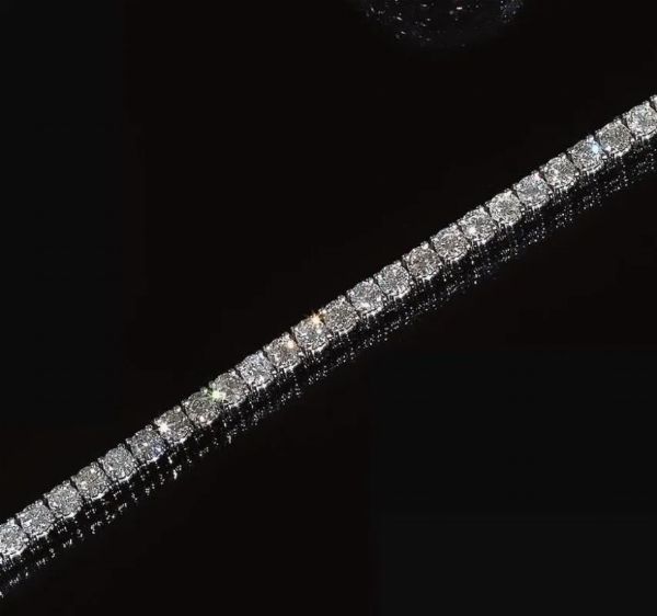 Bracciale 'tennis' in oro bianco e diamanti&nbsp;  - Asta VINTAGE: BORSE E ACCESSORI DI HERMES, LOUIS VUITTON E ALTRE GRANDI MAISON - Associazione Nazionale - Case d'Asta italiane