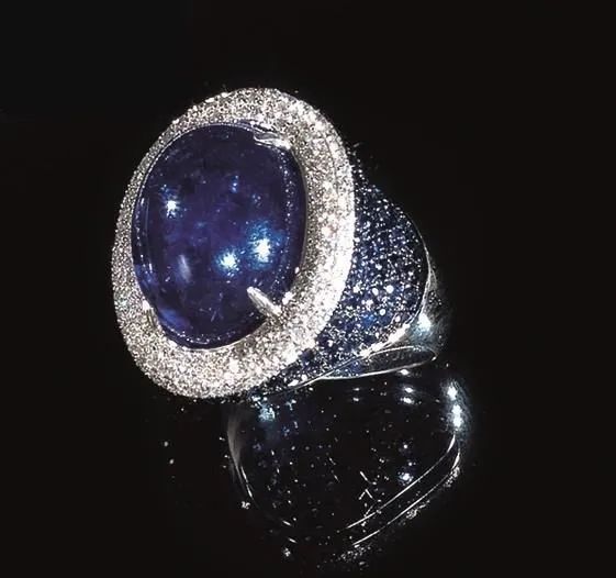 Anello in oro bianco, tanzanite, zaffiri e diamanti&nbsp;  - Asta VINTAGE: BORSE E ACCESSORI DI HERMES, LOUIS VUITTON E ALTRE GRANDI MAISON - Associazione Nazionale - Case d'Asta italiane