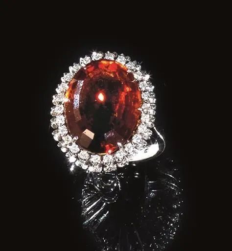 Anello in oro bianco quarco citrino e diamanti   - Asta VINTAGE: BORSE E ACCESSORI DI HERMES, LOUIS VUITTON E ALTRE GRANDI MAISON - Associazione Nazionale - Case d'Asta italiane