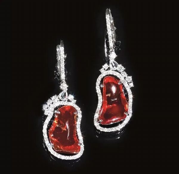 Paio di orecchini pendenti in oro bianco, opali di fuoco e diamanti&nbsp;  - Asta VINTAGE: BORSE E ACCESSORI DI HERMES, LOUIS VUITTON E ALTRE GRANDI MAISON - Associazione Nazionale - Case d'Asta italiane