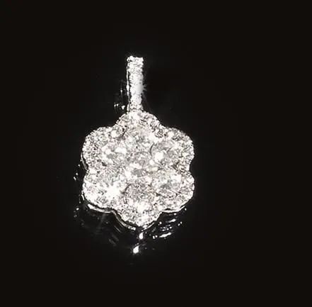 Pendente in oro bianco e diamanti&nbsp;  - Asta VINTAGE: BORSE E ACCESSORI DI HERMES, LOUIS VUITTON E ALTRE GRANDI MAISON - Associazione Nazionale - Case d'Asta italiane