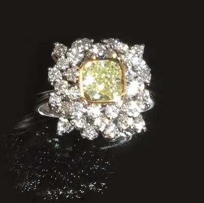 Anello in oro bianco, oro giallo, diamanti fancy e incolori  - Asta VINTAGE: BORSE E ACCESSORI DI HERMES, LOUIS VUITTON E ALTRE GRANDI MAISON - Associazione Nazionale - Case d'Asta italiane