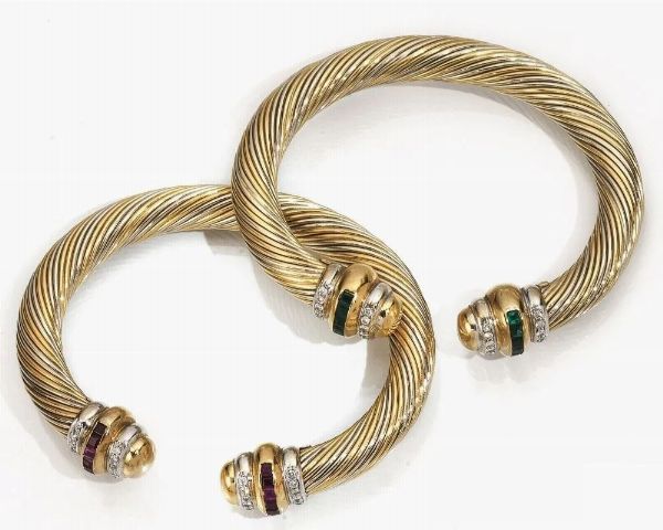 Coppia di bracciali in oro giallo, oro bianco, rubini, smeraldi e diamanti  - Asta VINTAGE: BORSE E ACCESSORI DI HERMES, LOUIS VUITTON E ALTRE GRANDI MAISON - Associazione Nazionale - Case d'Asta italiane