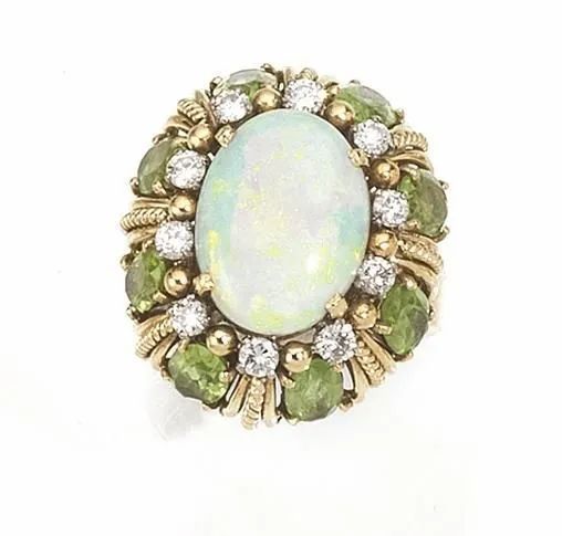 Anello in oro giallo, diamanti, opale e peridoti  - Asta VINTAGE: BORSE E ACCESSORI DI HERMES, LOUIS VUITTON E ALTRE GRANDI MAISON - Associazione Nazionale - Case d'Asta italiane
