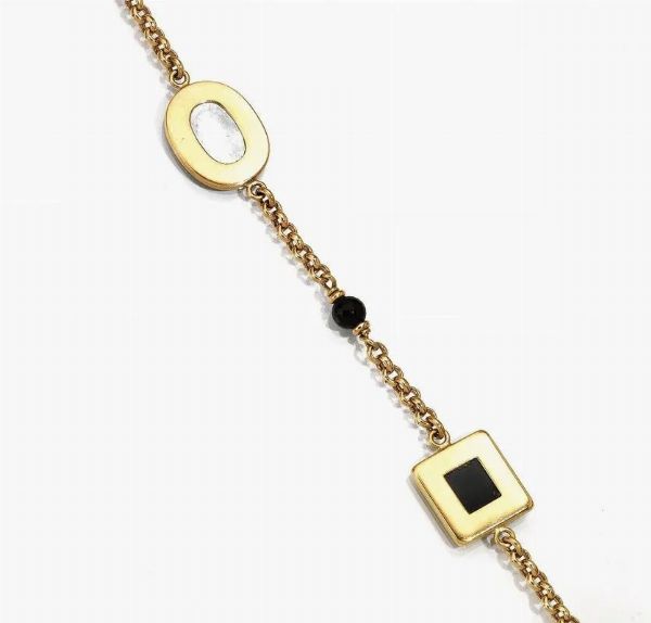 Demi parure in oro giallo, onice e madreperla, composta di collana e paio di orecchini pendenti  - Asta VINTAGE: BORSE E ACCESSORI DI HERMES, LOUIS VUITTON E ALTRE GRANDI MAISON - Associazione Nazionale - Case d'Asta italiane