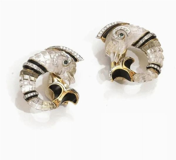 Paio di orecchini oro giallo, oro bianco, cristallo di rocca, smeraldi, smalto e diamanti  - Asta VINTAGE: BORSE E ACCESSORI DI HERMES, LOUIS VUITTON E ALTRE GRANDI MAISON - Associazione Nazionale - Case d'Asta italiane