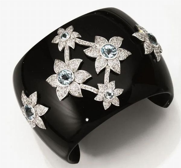 Bracciale in bachelite nera, oro bianco, acquemarine e diamanti  - Asta VINTAGE: BORSE E ACCESSORI DI HERMES, LOUIS VUITTON E ALTRE GRANDI MAISON - Associazione Nazionale - Case d'Asta italiane