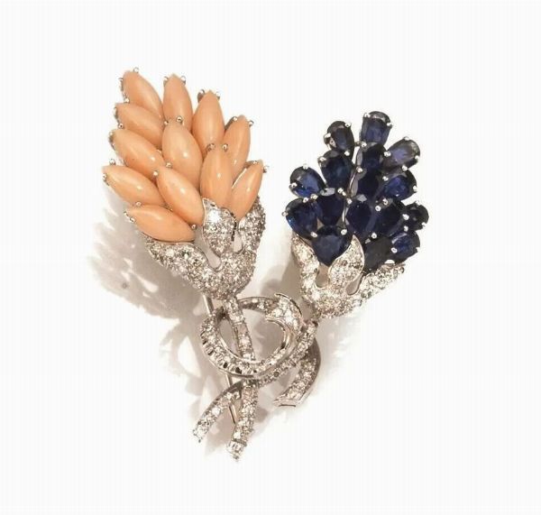 Spilla in oro bianco, corallo, zaffiri e diamanti  - Asta VINTAGE: BORSE E ACCESSORI DI HERMES, LOUIS VUITTON E ALTRE GRANDI MAISON - Associazione Nazionale - Case d'Asta italiane