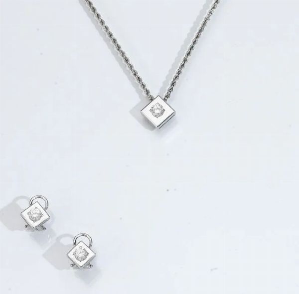 Demi parure in oro bianco e diamanti composta da paio di orecchini e pendente  - Asta VINTAGE: BORSE E ACCESSORI DI HERMES, LOUIS VUITTON E ALTRE GRANDI MAISON - Associazione Nazionale - Case d'Asta italiane