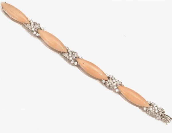 Bracciale in oro bianco, corallo e diamanti  - Asta VINTAGE: BORSE E ACCESSORI DI HERMES, LOUIS VUITTON E ALTRE GRANDI MAISON - Associazione Nazionale - Case d'Asta italiane
