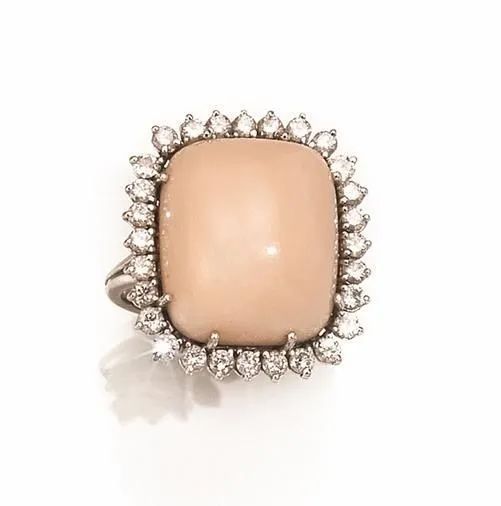 Anello in oro bianco, corallo peau d'ange e diamanti  - Asta VINTAGE: BORSE E ACCESSORI DI HERMES, LOUIS VUITTON E ALTRE GRANDI MAISON - Associazione Nazionale - Case d'Asta italiane