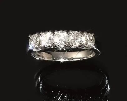 Anello in oro bianco e diamanti&nbsp;  - Asta VINTAGE: BORSE E ACCESSORI DI HERMES, LOUIS VUITTON E ALTRE GRANDI MAISON - Associazione Nazionale - Case d'Asta italiane