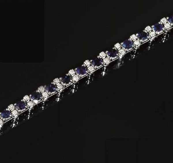Bracciale in oro bianco, diamanti e zaffiri&nbsp;  - Asta VINTAGE: BORSE E ACCESSORI DI HERMES, LOUIS VUITTON E ALTRE GRANDI MAISON - Associazione Nazionale - Case d'Asta italiane