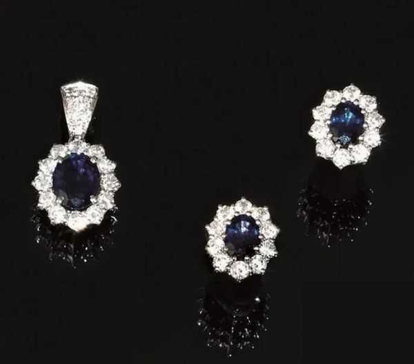 Demi parure in oro bianco, zaffiri e diamanti composta da orecchini e&nbsp;  - Asta VINTAGE: BORSE E ACCESSORI DI HERMES, LOUIS VUITTON E ALTRE GRANDI MAISON - Associazione Nazionale - Case d'Asta italiane