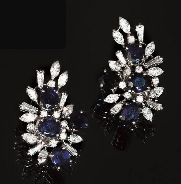 Paio di orecchini in oro bianco, zaffiri e diamanti&nbsp;  - Asta VINTAGE: BORSE E ACCESSORI DI HERMES, LOUIS VUITTON E ALTRE GRANDI MAISON - Associazione Nazionale - Case d'Asta italiane