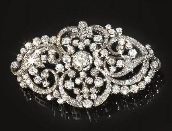 Spilla in oro bianco&nbsp; e diamanti, entro scatola Parenti  - Asta VINTAGE: BORSE E ACCESSORI DI HERMES, LOUIS VUITTON E ALTRE GRANDI MAISON - Associazione Nazionale - Case d'Asta italiane