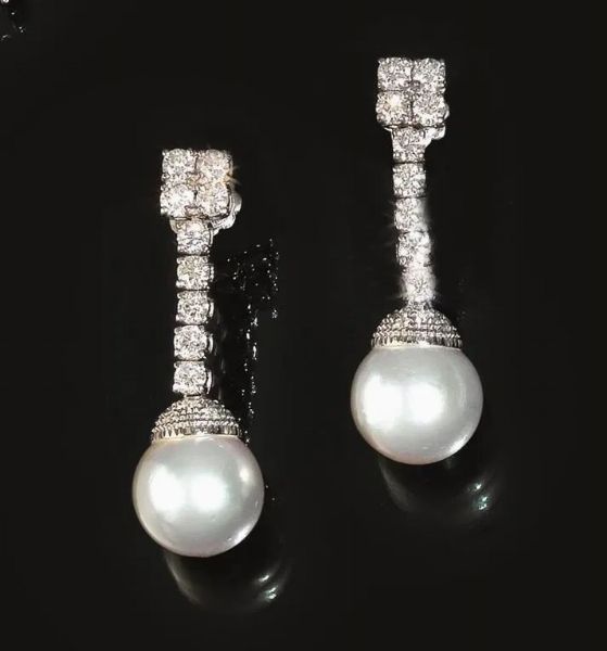 Paio di orecchini pendenti in oro bianco e diamanti  - Asta VINTAGE: BORSE E ACCESSORI DI HERMES, LOUIS VUITTON E ALTRE GRANDI MAISON - Associazione Nazionale - Case d'Asta italiane