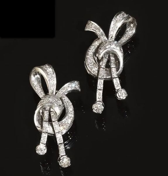 Paio di orecchini pendenti in oro bianco e diamanti  - Asta VINTAGE: BORSE E ACCESSORI DI HERMES, LOUIS VUITTON E ALTRE GRANDI MAISON - Associazione Nazionale - Case d'Asta italiane