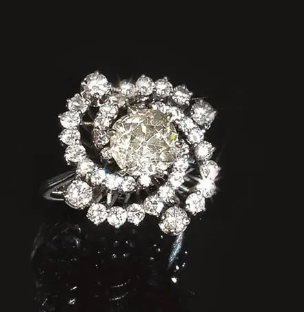 Anello in oro bianco e diamanti  - Asta VINTAGE: BORSE E ACCESSORI DI HERMES, LOUIS VUITTON E ALTRE GRANDI MAISON - Associazione Nazionale - Case d'Asta italiane