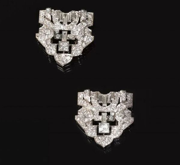 Coppia di clips-orecchini, Deco', Cusi, in oro bianco e diamanti  - Asta VINTAGE: BORSE E ACCESSORI DI HERMES, LOUIS VUITTON E ALTRE GRANDI MAISON - Associazione Nazionale - Case d'Asta italiane