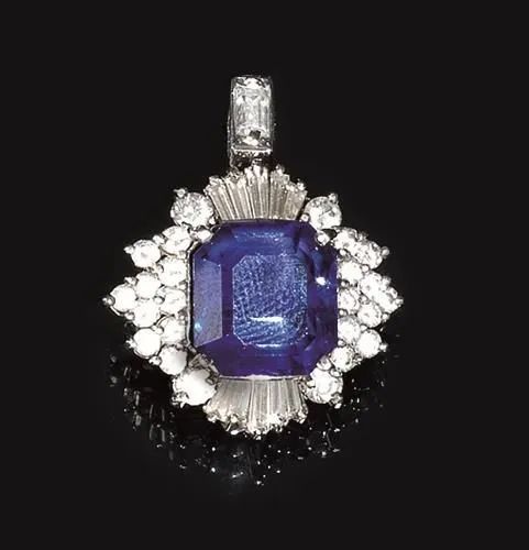 Pendente in oro bianco 14 kt, tanzanite e diamanti  - Asta VINTAGE: BORSE E ACCESSORI DI HERMES, LOUIS VUITTON E ALTRE GRANDI MAISON - Associazione Nazionale - Case d'Asta italiane