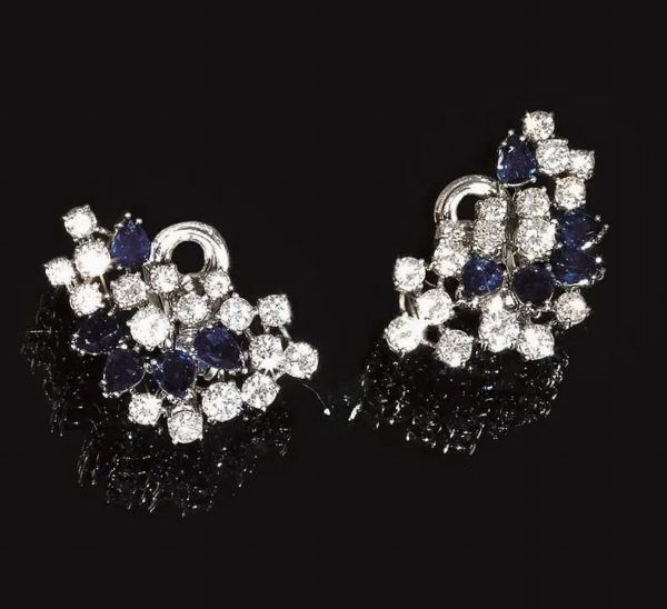 Paio di orecchini in oro bianco, zaffiri e diamanti&nbsp;  - Asta VINTAGE: BORSE E ACCESSORI DI HERMES, LOUIS VUITTON E ALTRE GRANDI MAISON - Associazione Nazionale - Case d'Asta italiane