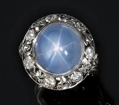 Anello in platino, zaffiro stellato e diamanti  - Asta VINTAGE: BORSE E ACCESSORI DI HERMES, LOUIS VUITTON E ALTRE GRANDI MAISON - Associazione Nazionale - Case d'Asta italiane