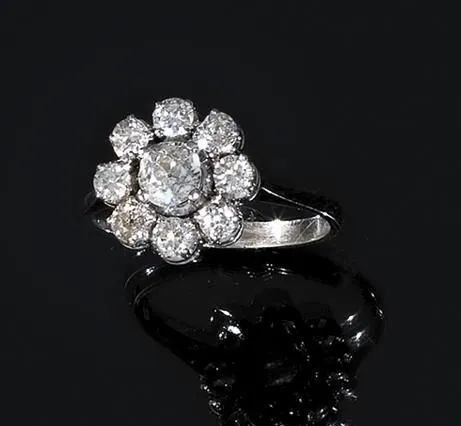 Anello in oro bianco e diamanti&nbsp;  - Asta VINTAGE: BORSE E ACCESSORI DI HERMES, LOUIS VUITTON E ALTRE GRANDI MAISON - Associazione Nazionale - Case d'Asta italiane