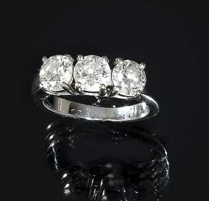 Anello Trilogy in oro bianco e diamanti  - Asta VINTAGE: BORSE E ACCESSORI DI HERMES, LOUIS VUITTON E ALTRE GRANDI MAISON - Associazione Nazionale - Case d'Asta italiane