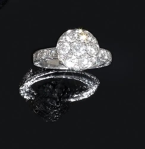 Anello in oro bianco e diamanti  - Asta VINTAGE: BORSE E ACCESSORI DI HERMES, LOUIS VUITTON E ALTRE GRANDI MAISON - Associazione Nazionale - Case d'Asta italiane