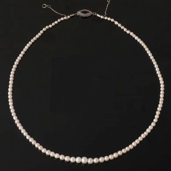 Collana in oro bianco, perle naturali, zaffiro e diamanti  - Asta VINTAGE: BORSE E ACCESSORI DI HERMES, LOUIS VUITTON E ALTRE GRANDI MAISON - Associazione Nazionale - Case d'Asta italiane