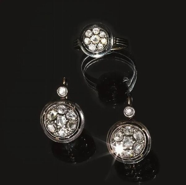 Demi-parure, fine sec. XIX, in oro giallo, argento e diamanti, composta da paio di orecchini ed anello  - Asta VINTAGE: BORSE E ACCESSORI DI HERMES, LOUIS VUITTON E ALTRE GRANDI MAISON - Associazione Nazionale - Case d'Asta italiane