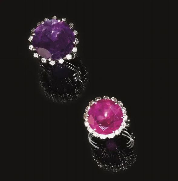 Due anelli in oro bianco, rubino sintetico e zaffiro sintetico con cambio di colore  - Asta VINTAGE: BORSE E ACCESSORI DI HERMES, LOUIS VUITTON E ALTRE GRANDI MAISON - Associazione Nazionale - Case d'Asta italiane