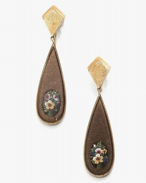 Paio di orecchini pendenti in oro giallo, avventurina e micromosaico  - Asta VINTAGE: BORSE E ACCESSORI DI HERMES, LOUIS VUITTON E ALTRE GRANDI MAISON - Associazione Nazionale - Case d'Asta italiane