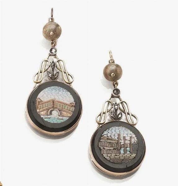 Paio di orecchini pendenti in oro rosa, oro giallo, oro bianco, pasta vitrea e micromosaico ciascuno realizzato come un disco circolare in pasta vitrea con micromosaico, con elementi floreali in oro bianco e rose di diamante, g 15  - Asta VINTAGE: BORSE E ACCESSORI DI HERMES, LOUIS VUITTON E ALTRE GRANDI MAISON - Associazione Nazionale - Case d'Asta italiane