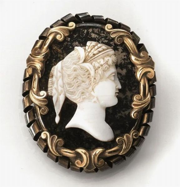 Due spille in oro a basso titolo, argento, granati e agata  - Asta VINTAGE: BORSE E ACCESSORI DI HERMES, LOUIS VUITTON E ALTRE GRANDI MAISON - Associazione Nazionale - Case d'Asta italiane