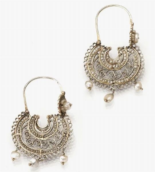 Due paia di orecchini&nbsp; pendenti in rosa e giallo oro a basso titolo e&nbsp;  - Asta VINTAGE: BORSE E ACCESSORI DI HERMES, LOUIS VUITTON E ALTRE GRANDI MAISON - Associazione Nazionale - Case d'Asta italiane