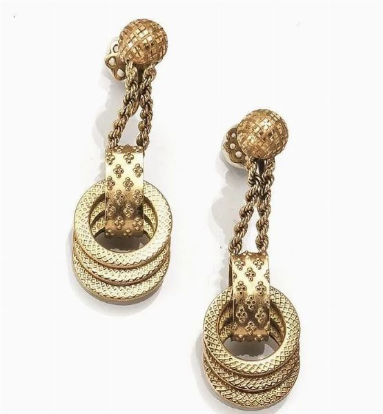 <br> Paio di orecchini pendenti , Antica Ditta Marchisio, Torino, fine anni '30,&nbsp; in oro giallo <br> ciascuno realizzato con una sferetta cesellata a cui sono sospesi tramite due catenelle a maglia torchon quattro anelli cesellati a motivi floreali e geometrici, chiusura a vite,&nbsp; punzoni 1 TO e 750, g 12 <br> &nbsp; <br> <br>  - Asta VINTAGE: BORSE E ACCESSORI DI HERMES, LOUIS VUITTON E ALTRE GRANDI MAISON - Associazione Nazionale - Case d'Asta italiane