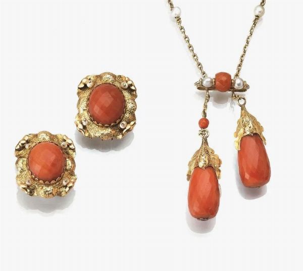 Demi-parure composta di clips e pendente in oro giallo, corallo e&nbsp;  - Asta VINTAGE: BORSE E ACCESSORI DI HERMES, LOUIS VUITTON E ALTRE GRANDI MAISON - Associazione Nazionale - Case d'Asta italiane