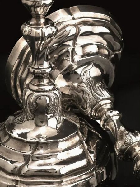 COPPIA DI CANDELIERI, MILANO, MET&Agrave; SEC. XVIII, BOTTEGA ALL&rsquo;INSEGNA DEL CUORE TRAFITTO  - Asta VINTAGE: BORSE E ACCESSORI DI HERMES, LOUIS VUITTON E ALTRE GRANDI MAISON - Associazione Nazionale - Case d'Asta italiane